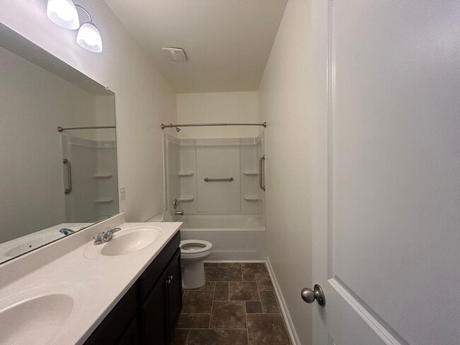 Building Photo - Bright and Spacious 3/2 Available Now!