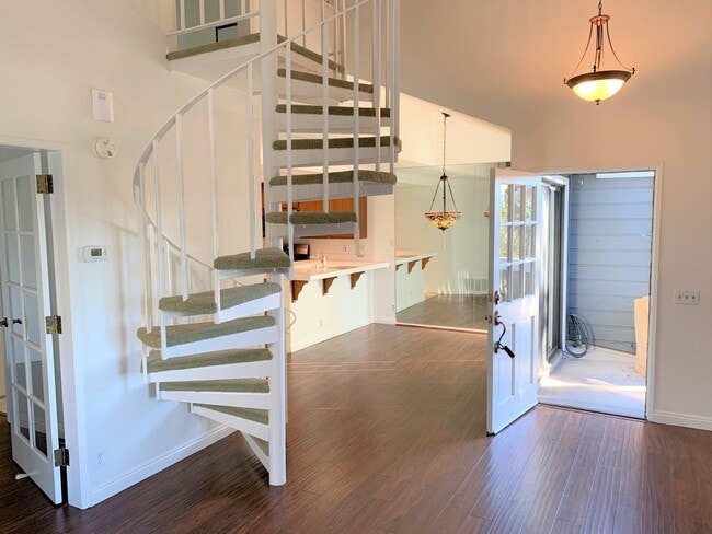 Building Photo - Amazing condo located in desirable Aliso Viejo!