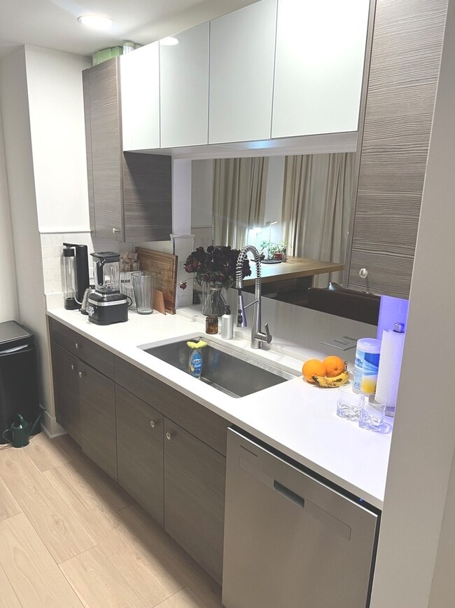 Building Photo - 1930 Sherman Ave