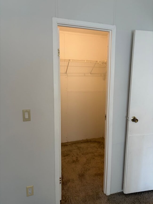 Building Photo - Trailer house; 3 bed 2 bath