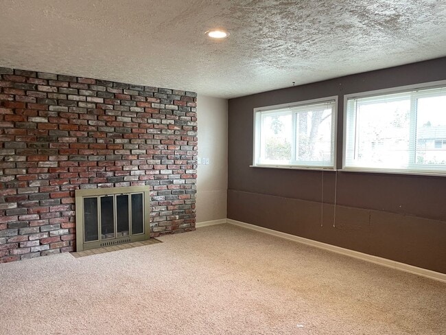 Building Photo - Charming 3 Bed 2.5 Bath Home in Newcastle