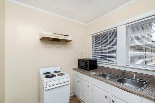 Building Photo - Charming & Low-Maintenance Home