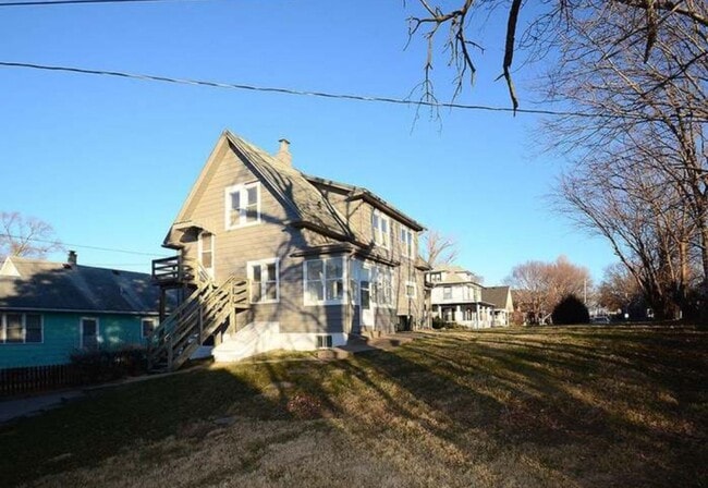 Building Photo - Beautiful 5 Bedroom Home!