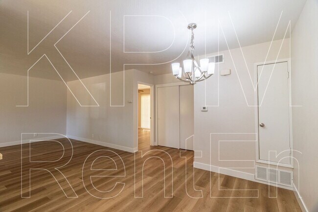 Building Photo - 443 E Robinhood Dr