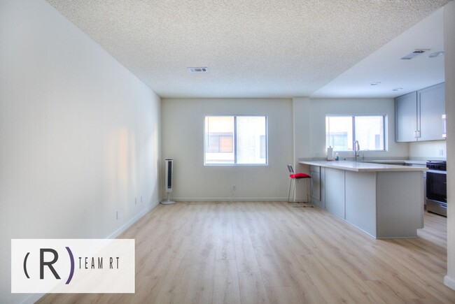 Building Photo - A Newly Renovated Contemporary Condo in Gl...