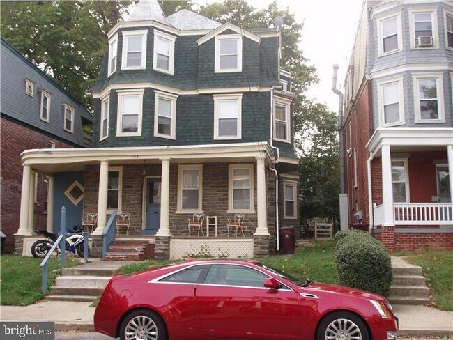 Building Photo - 608 W 20th St