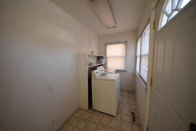 Building Photo - Spacious 2 bedroom, 1 bath home in highly ...