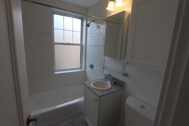 Building Photo - 3.0 bedroom in Cambridge Massachusetts 02138