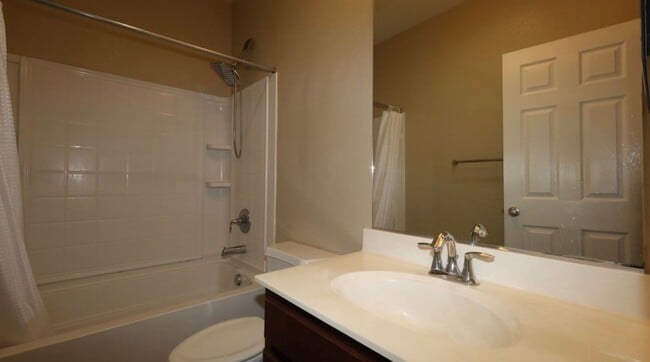 Building Photo - Beautiful 3 bed 2 bath located in Elk Grove!