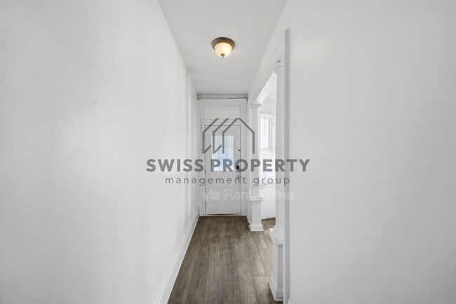 Building Photo - 2209 Summit St