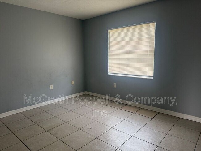 Building Photo - 3826 Lakeshore Dr