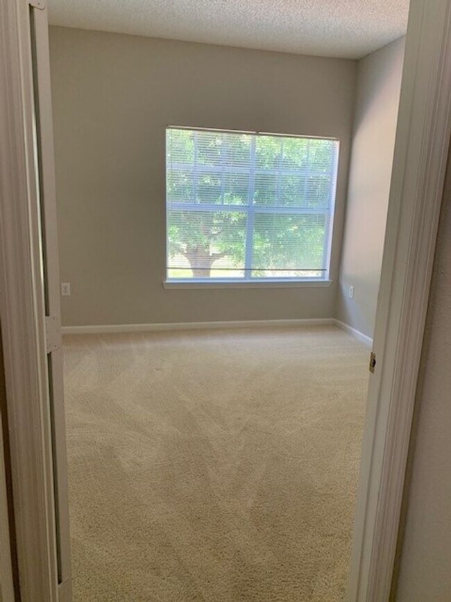 Building Photo - 2/2, 2nd floor unit in gated, Sanford community
