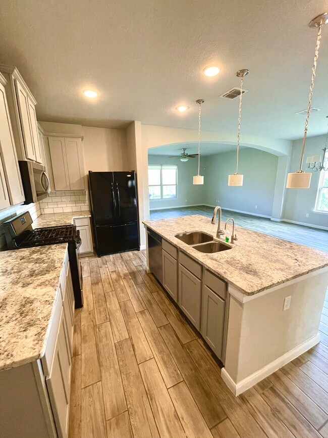 Building Photo - 15306 Comanche Grv