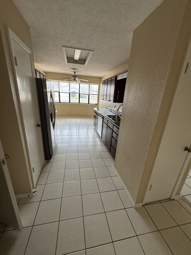 Building Photo - AVAILABLE NOW!!!