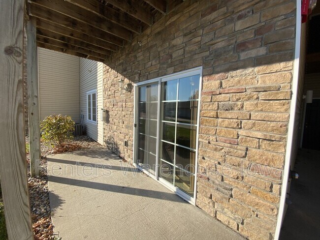 Building Photo - 2000 Meadow Ct