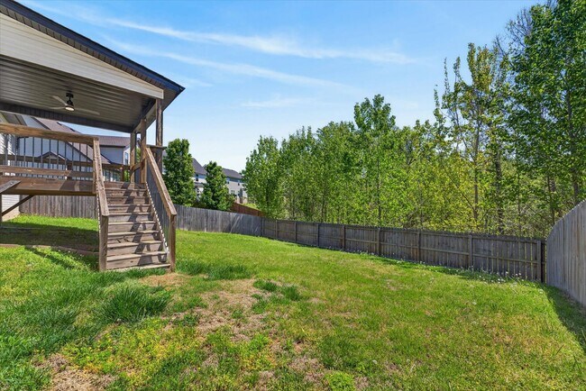 Building Photo - Pet Friendly Three Bedroom!