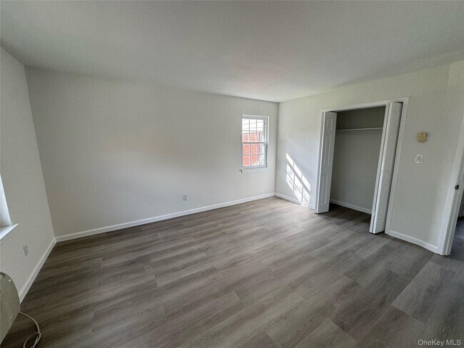 Building Photo - 5 Wildwood Dr