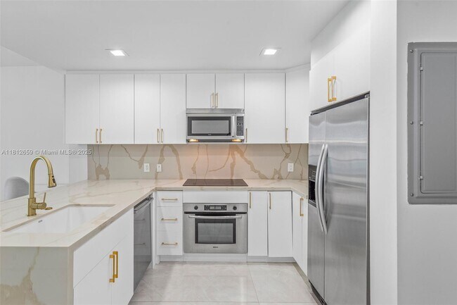 Building Photo - 1060 Brickell Ave