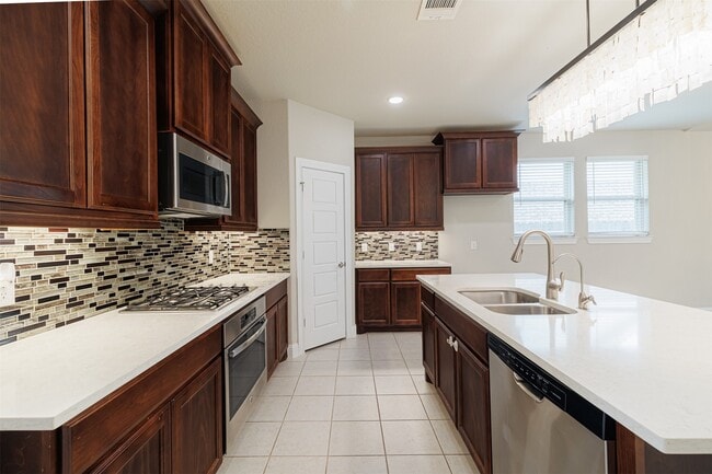 Building Photo - 16719 Highland Country Dr