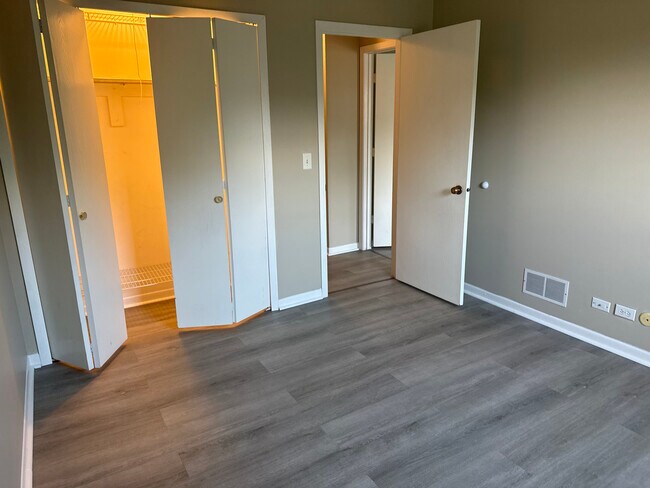 Building Photo - 5S470 Scots Dr