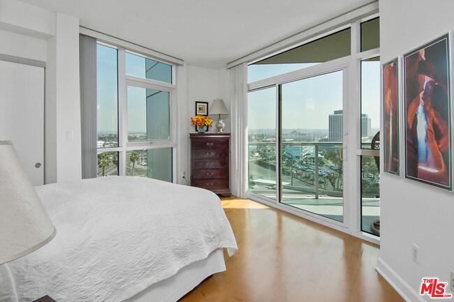 Building Photo - 13600 Marina Pointe Dr