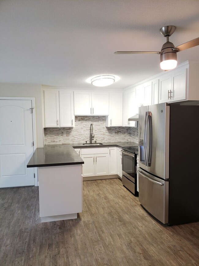 Building Photo - 2Bd/1Ba Clean Condo near Sunny Cove! ( Co-signors now accepted!)