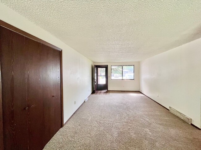 Building Photo - 2 Bedroom, 1 Bath Ranch Duplex, with attached 1 Car Garage in Loveland, CO