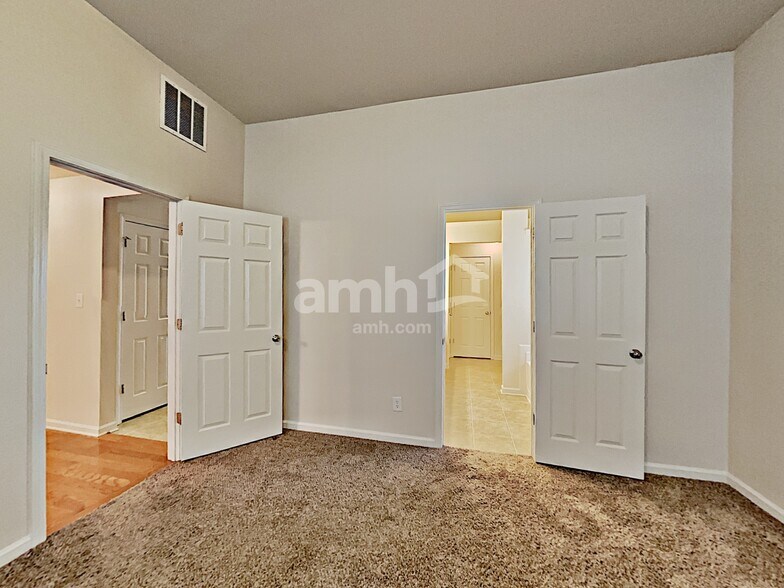 Building Photo - 975 Donington Cir