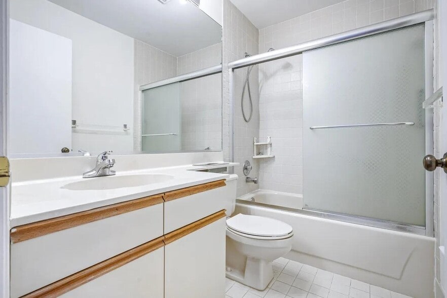 Building Photo - 10910 Lakemore Ln