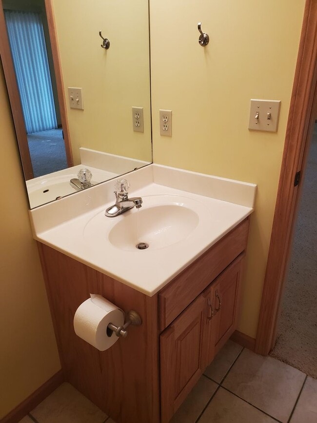 Building Photo - 3 bedroom 3 bath, 2car gar, balcony deck a...