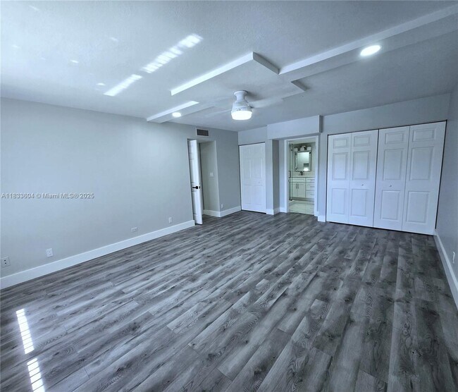 Building Photo - 3710 Inverrary Dr
