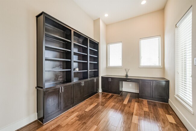 Building Photo - 5425 Hidalgo St