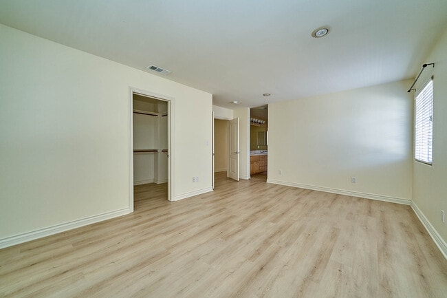 Building Photo - 2108 Santa Fe Ave