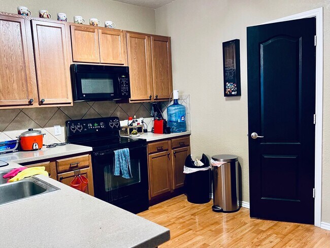 Building Photo - Two Bedroom Townhouse, Great Location!