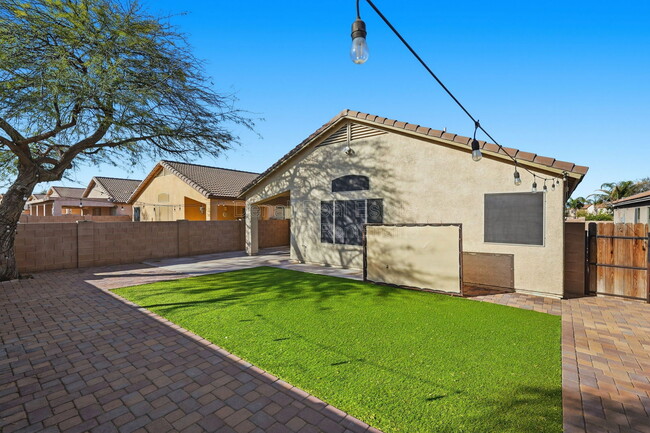 Building Photo - 7159 S Providence Dr