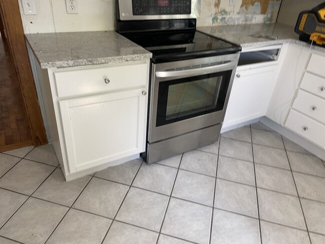 Building Photo - 513 E 2nd St