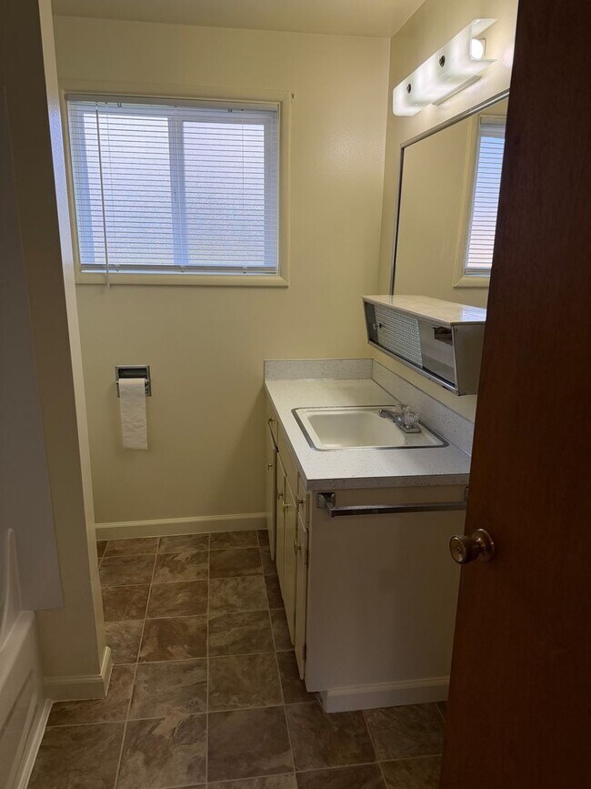 Building Photo - Nice single level 2 bedroom 1 bath house in Springfield!