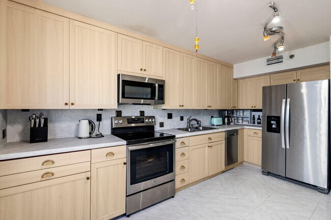 Building Photo - 7217 Promenade Dr