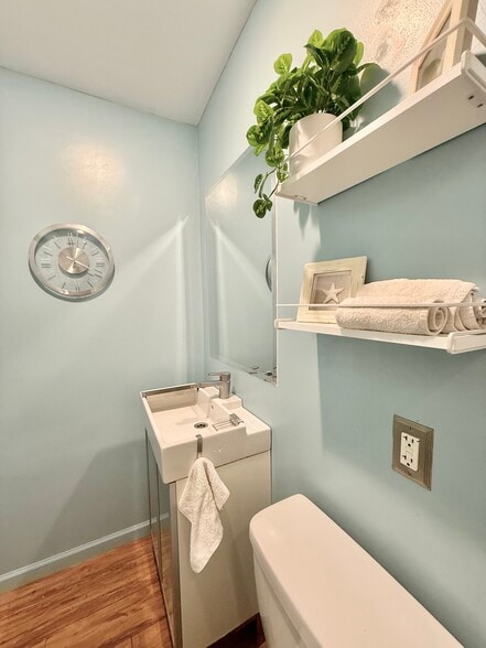 Building Photo - 9730 Regent St