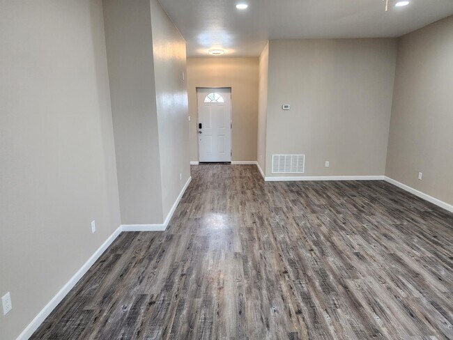 Building Photo - 2703 S Onyx Dr