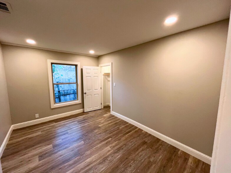 Building Photo - 3913 Chenault St