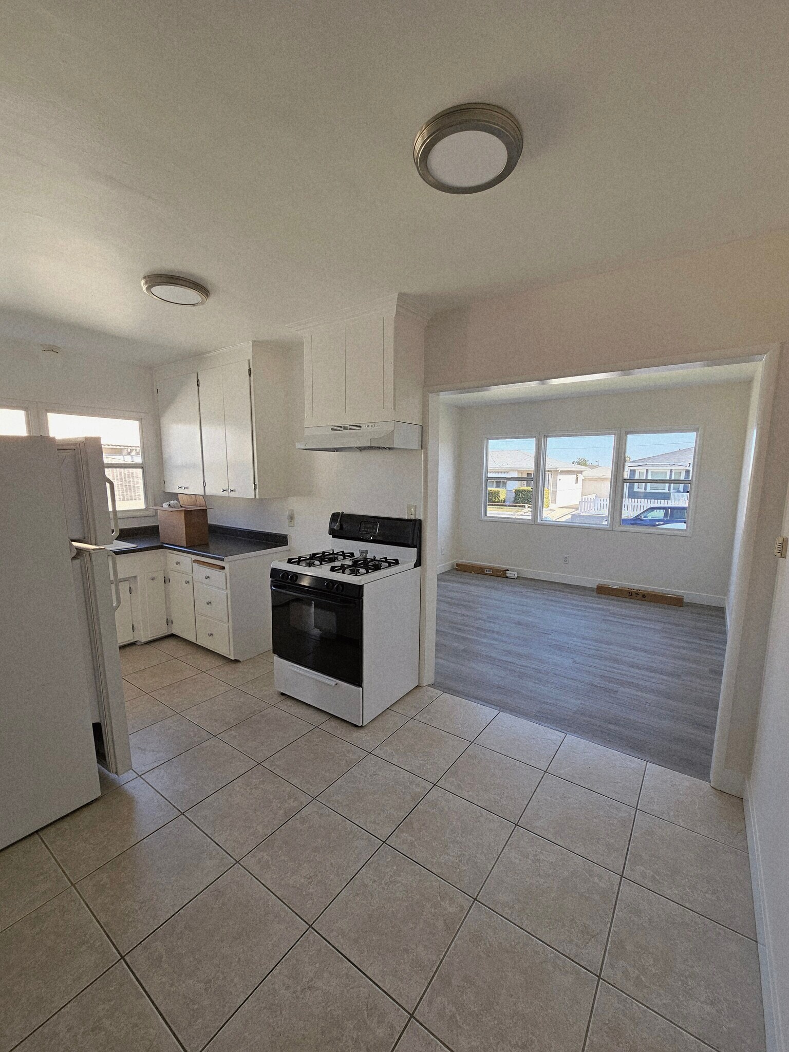 Kitchen/Dining - 25515 Senator Ave