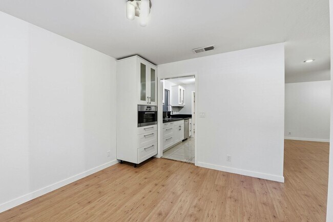 Building Photo - Hidden Gem at Saratoga Creekside – End Unit with Yard