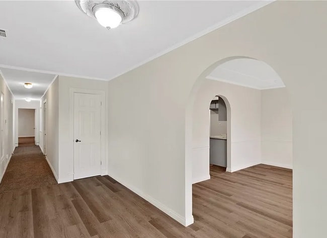 Building Photo - Spacious living, large yard, off street parking.  Available 11/5 Move In