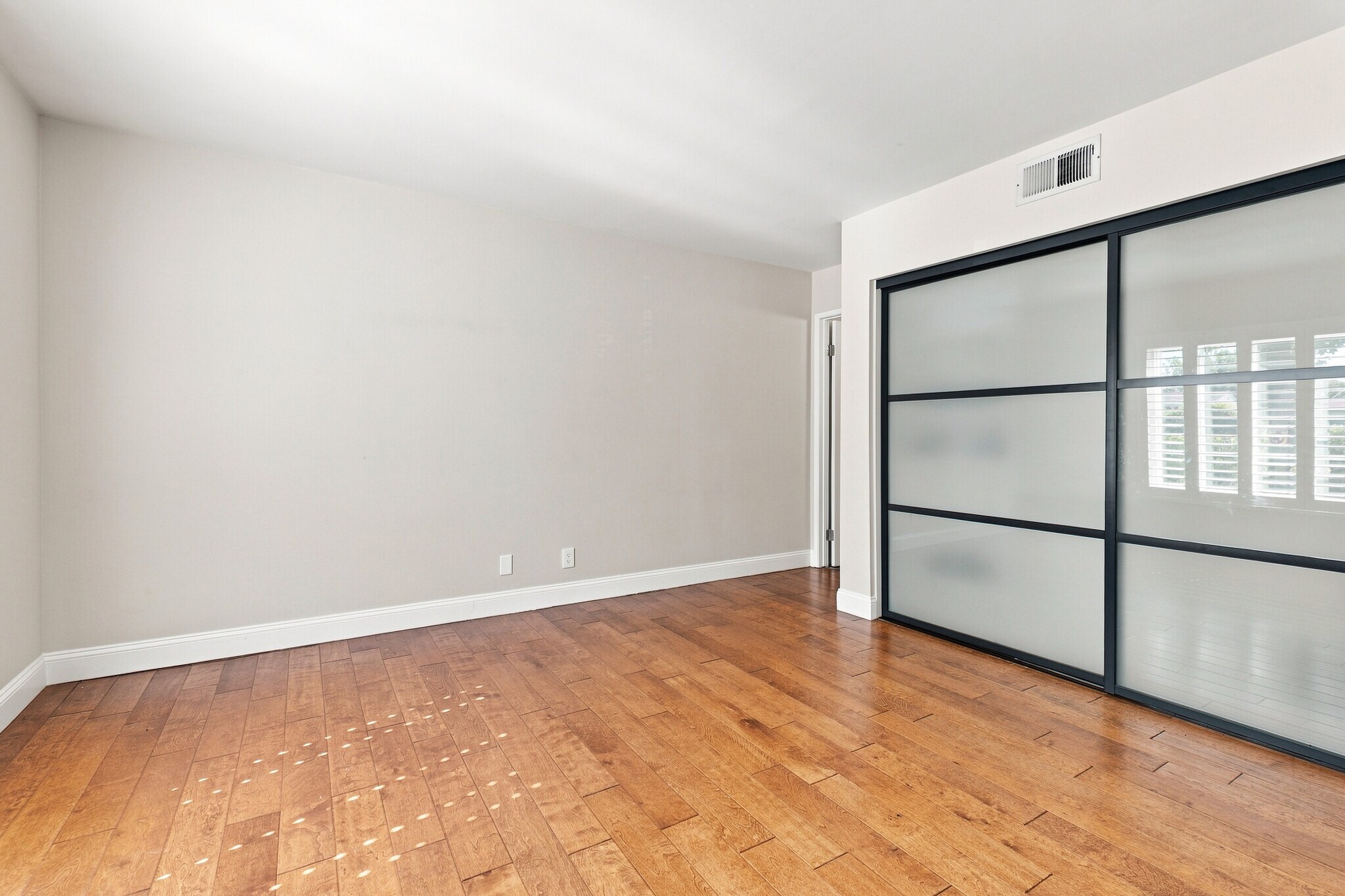 Building Photo - 6638 N Clybourn Ave