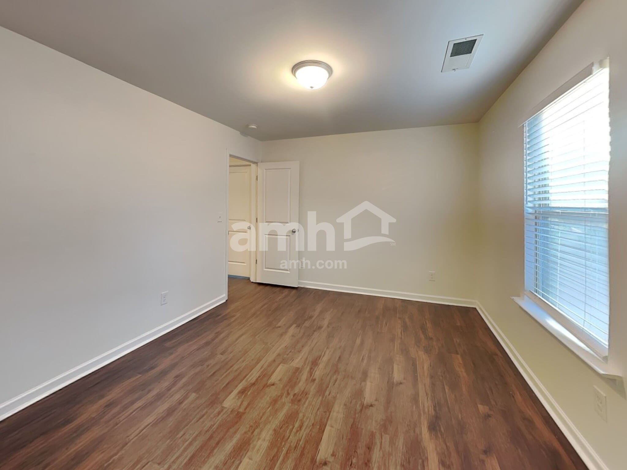 Building Photo - 1522 Balvaird Dr SE