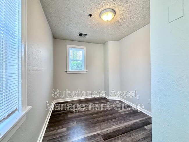 Building Photo - 727 Culbertson Dr