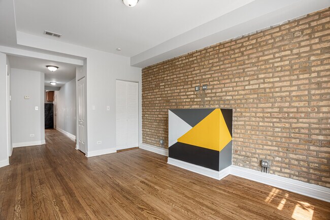 Building Photo - 7324 N Damen Ave
