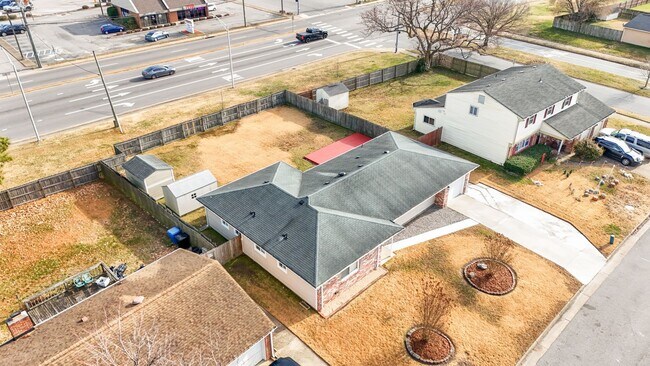 Building Photo - Spacious 4 bedroom/2 Bath Ranch Style Home