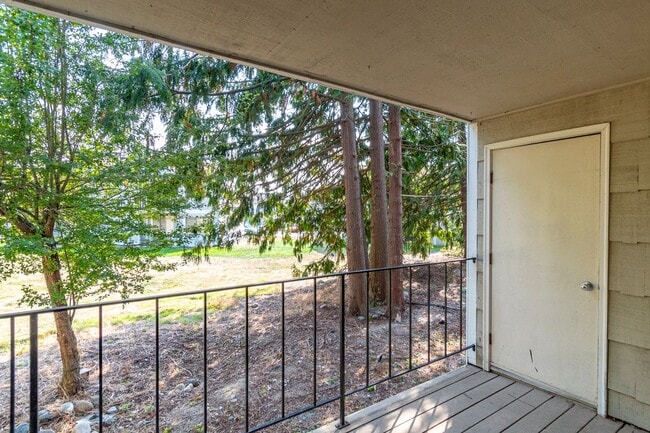 Building Photo - 2 Bedroom Downstairs Condo with Washer/Dry...
